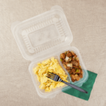 [250 ct] 9" x 6" 2-Compartment Hinged Food Containers | Clear | PP - Image 3