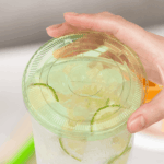 Karat Earth 107mm PLA Flat Lids for 32oz Cold Cups, Green - 500 pcs - Image 3