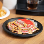 Karat Earth 9" Mineral Filled PP Round Plates, Black - 500 pcs