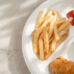 Karat Earth 3 Compartments, 9" Mineral Filled PP Round Plates, White - 500 pcs - Image 3