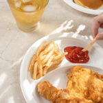 Karat Earth 3 Compartments, 9" Mineral Filled PP Round Plates, White - 500 pcs - Image 4