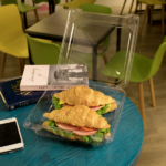 [200 ct] 9'' x 9'' Hinged Food Containers | PET | Clear - Image 12